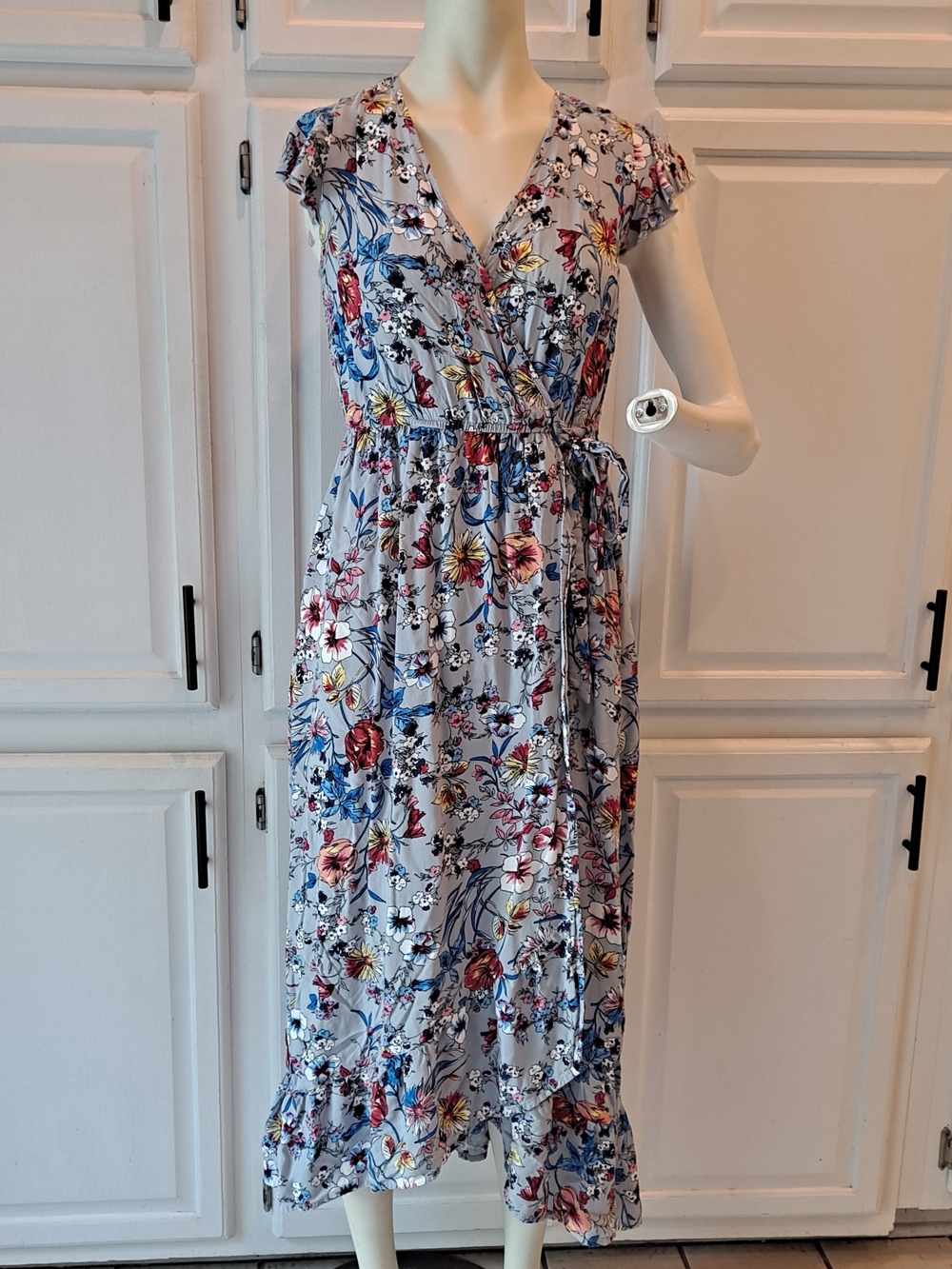 B.O.G  Collective M Wrap Maxi Hi-low Light Gray W/multicolor Floral Vneck Ruffle